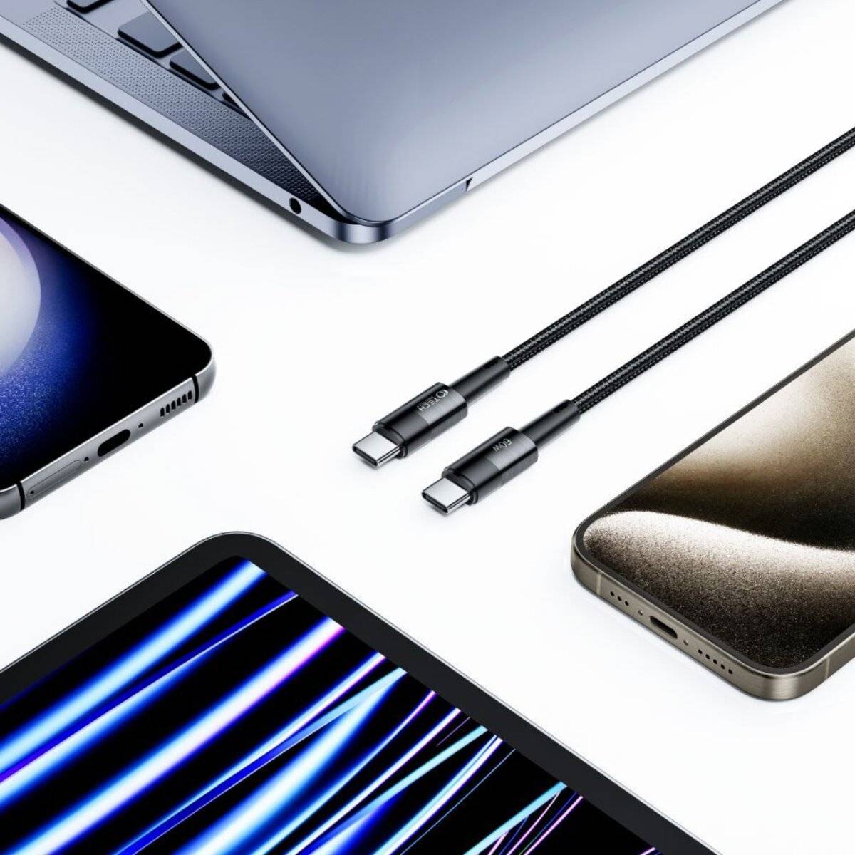 Eine moderne Tech-Flat-Lay-Komposition mit einem Laptop, Smartphone, Tablet und zwei USB-C-Kabeln, die Konnektivität und schlankes Design hervorheben.