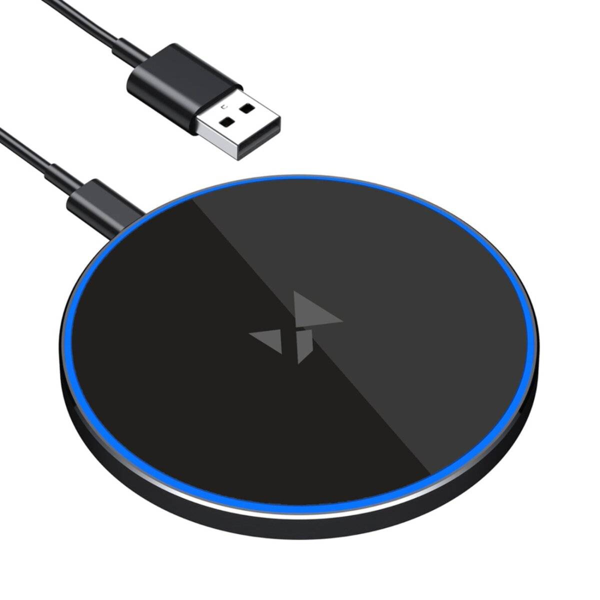 Ein schlanker schwarzer drahtloser Ladegerät mit einem blauen LED-Ring und einem angeschlossenen USB-Kabel, entwickelt zum Aufladen kompatibler elektronischer Geräte.