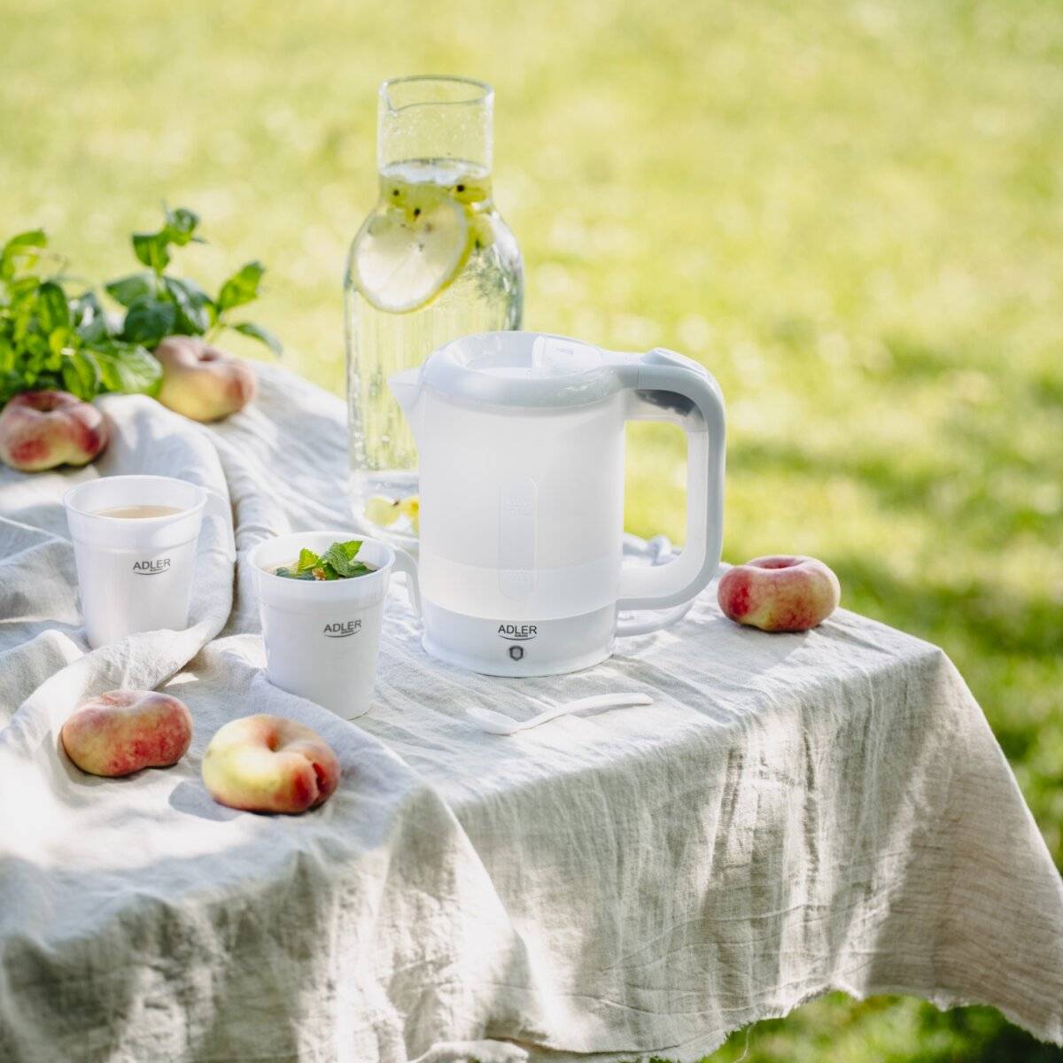 Adler AD 1381 Reise-Wasserkocher 0,5 L, mit Tassen & Löffel - Weiß