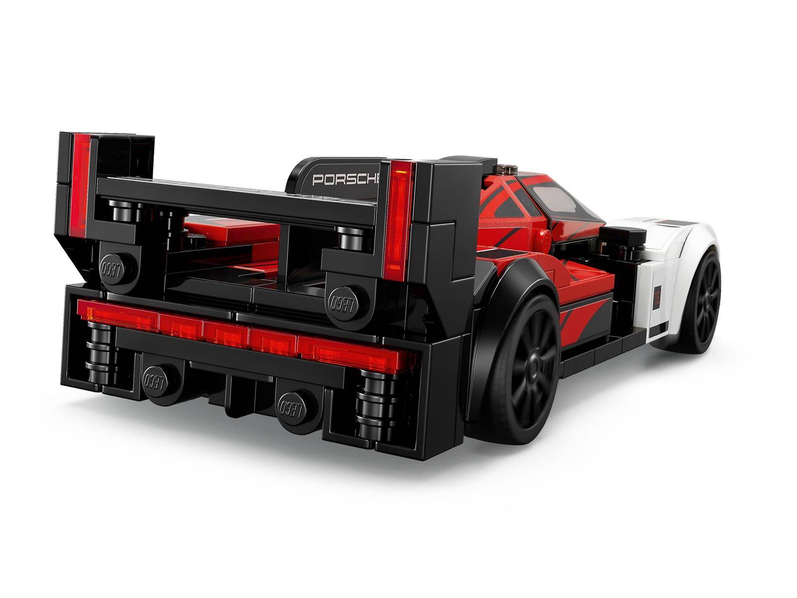 Rückansicht eines LEGO-ähnlichen Porsche-Rennwagen-Modells, schwarz und rot mit großem Heckflügel und sichtbarem 