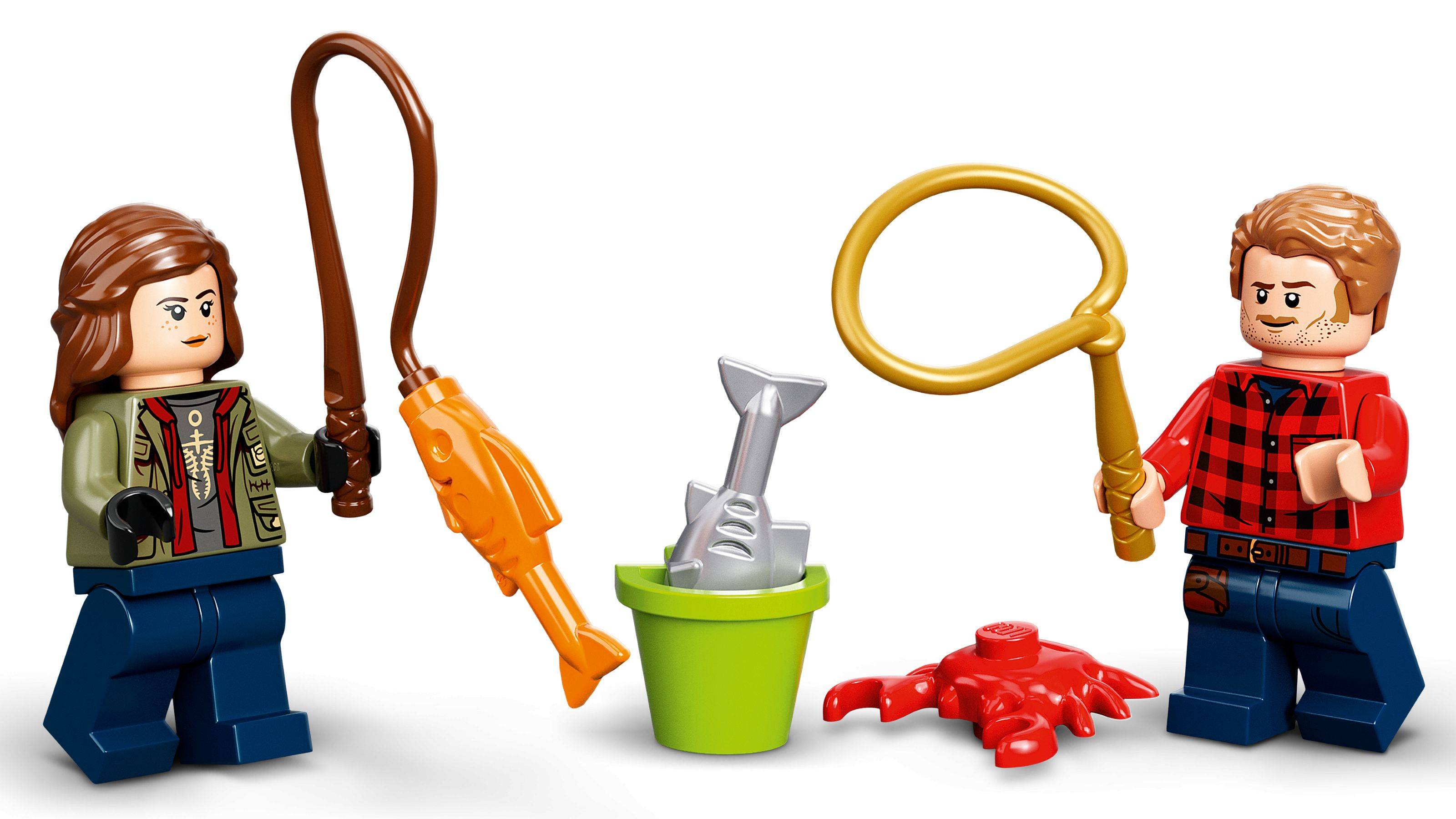 Spielzeugwerkzeuge und Pflanzenteile, einschließlich brauner und gelber Gartengeräte, einer silbernen Schaufel in einem grünen Topf und einer roten Blume, vor einem weißen Hintergrund.