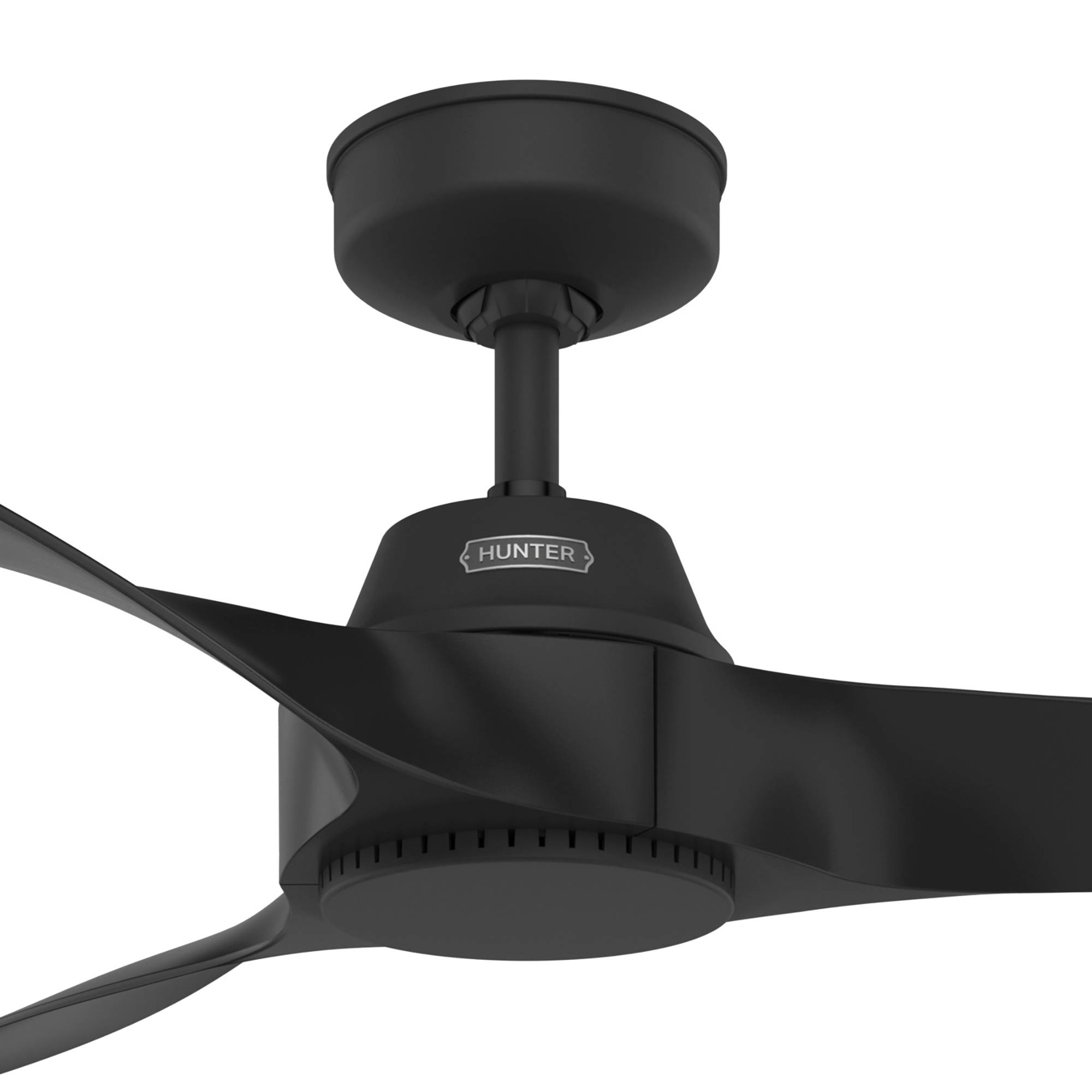Ein schwarzer Deckenventilator mit drei Flügeln und einer zentralen Lichteinheit ist an einer weißen Decke montiert. Das Wort 'Hunter' befindet sich auf dem Motor des Ventilators.