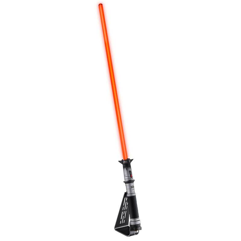 Orange-rotes Spielzeug-Lichtschwert mit silber- und schwarzem Griff, aufrecht auf einfachem weißem Hintergrund gezeigt.