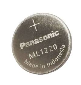 Runde silberne Batterie mit Text: 'Panasonic,' 'ML1220,' 'Made in Indonesia,' und einem Pluszeichen zur Kennzeichnung der Polarität.