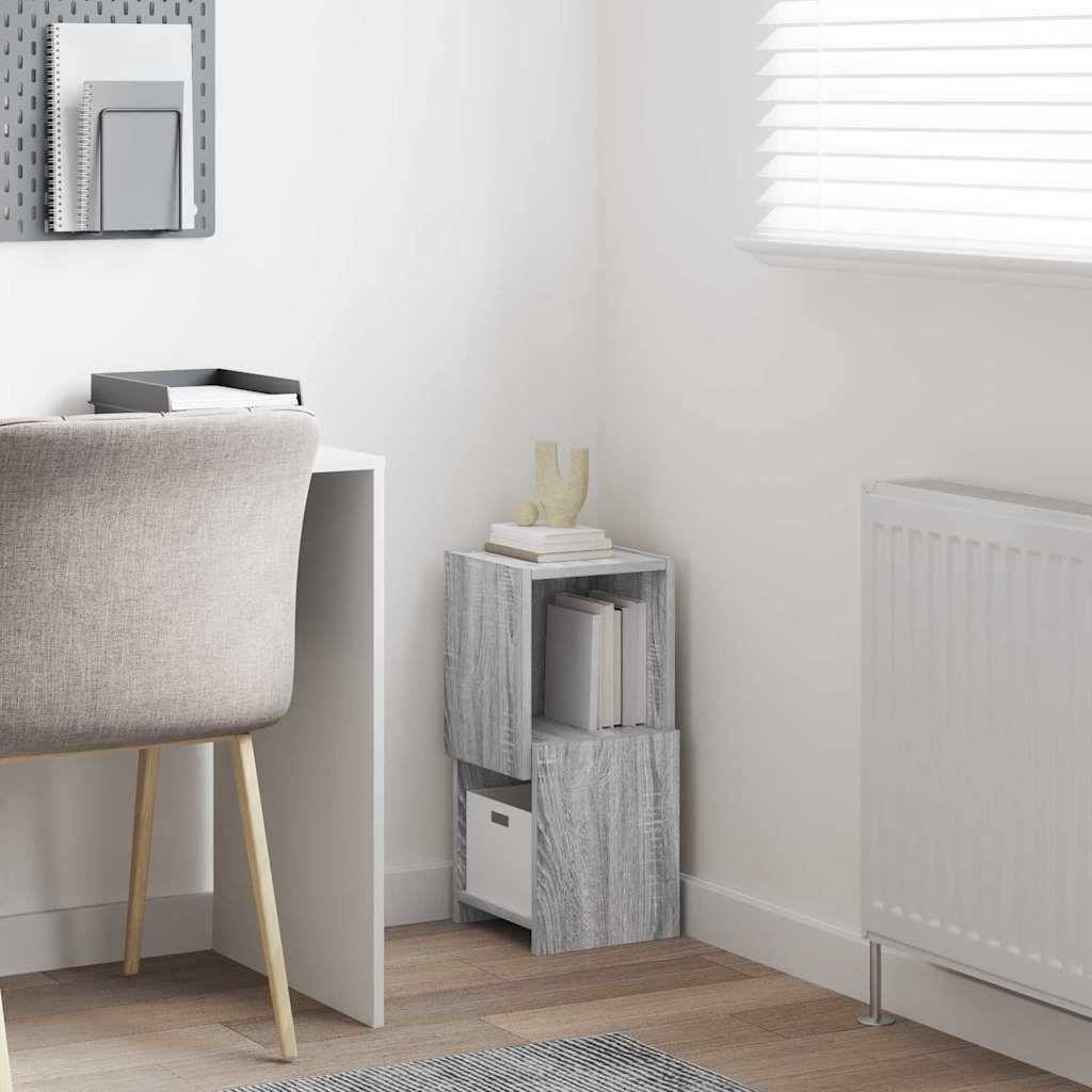 Minimale Arbeitsecke im Homeoffice mit einem Schreibtisch, einem Stuhl, einem kleinen Bücherregal, einem Heizkörper und Fensterjalousien in einem hell weißen Raum.