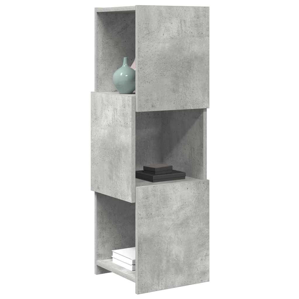 Hoher grauer betonähnlicher Schrank mit offenen Fachregalfächern, in dem eine kleine Vase, Bücher und gestapelte Kisten stehen.