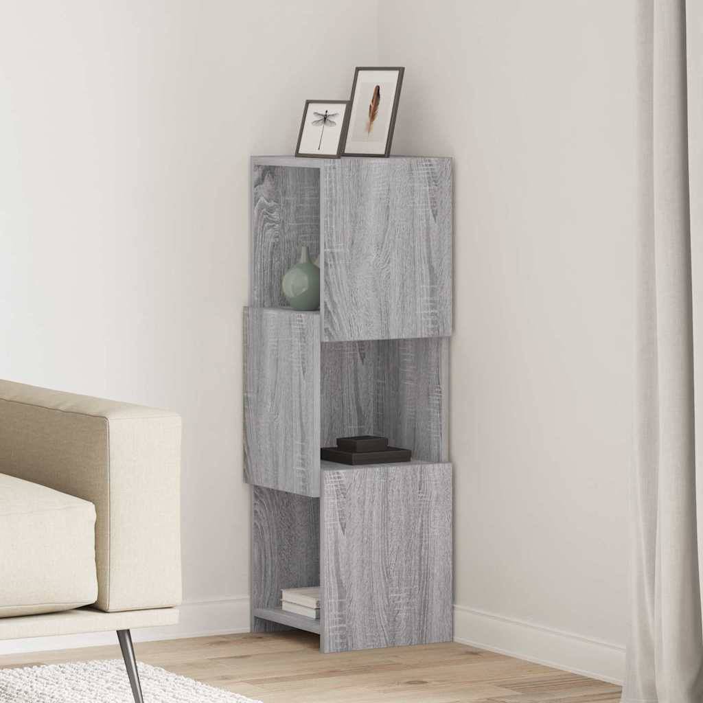 Ein hoher, rustikales Holzregal mit asymmetrischem Design und teilweise geneigter Vorderseite, mit vier ungleichmäßig verteilten Regalbrettern.