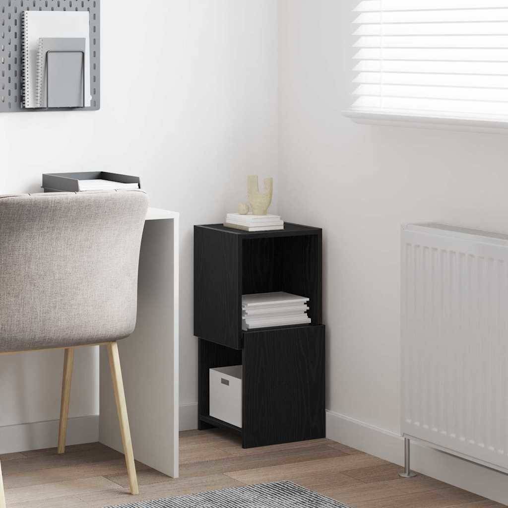Minimalistisches Homeoffice-Eckchen mit weißem Schreibtisch und Stuhl, kleinem schwarzem Regal, Wandkunst, Heizkörper und Fensterrollos.