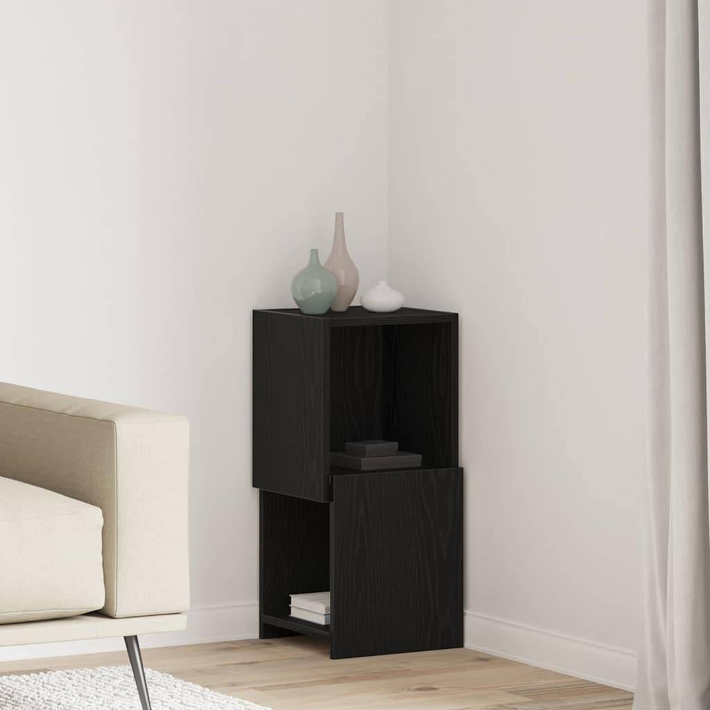Minimalistisches Schlafzimmerecke mit einem offenen schwarzen Schrank, der dekorative Vasen neben einem Bett und leichten Vorhängen hält.