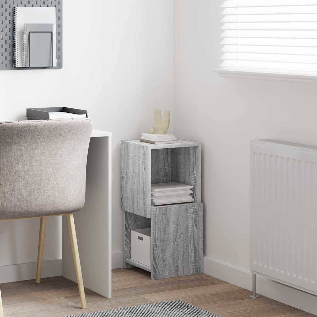 Eine minimalistische Home-Office-Ecke mit einem grauen Stuhl, einem weißen Schreibtisch und einem kleinen Holzregal, das Bücher trägt. Ein Fenster mit Jalousien lässt natürliches Licht herein.