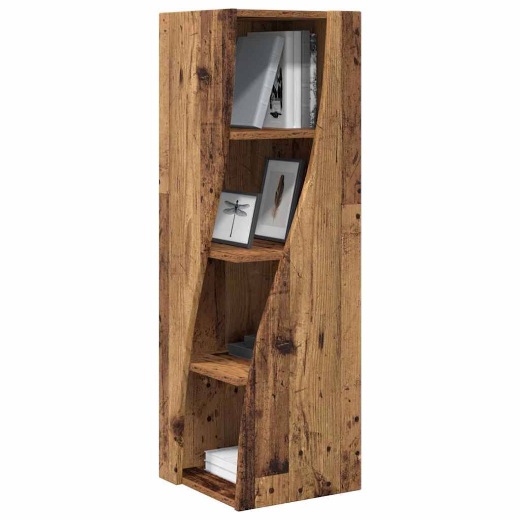 Ein hoher, rustikaler Holzbücherregal mit asymmetrischem Design. Er enthält gerahmte Fotos, kleine Dekorationsgegenstände und einige Bücher.