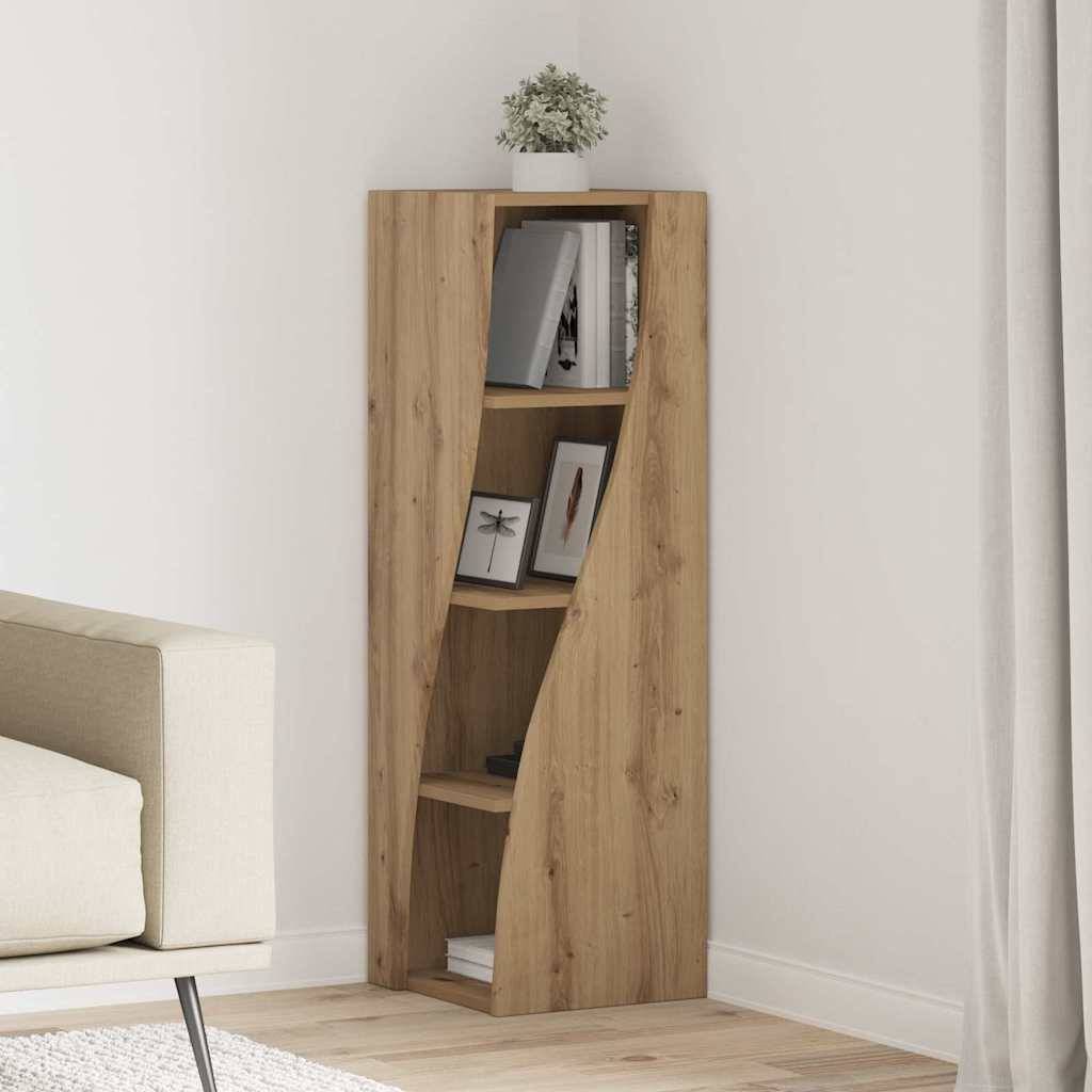 Ein schmales Holz-Bücherregal mit drei Regalen, auf denen Bücher und kleine Dekorationsgegenstände stehen, befindet sich in einer Ecke neben einem beigen Sofa in einem minimalistischen Raum.