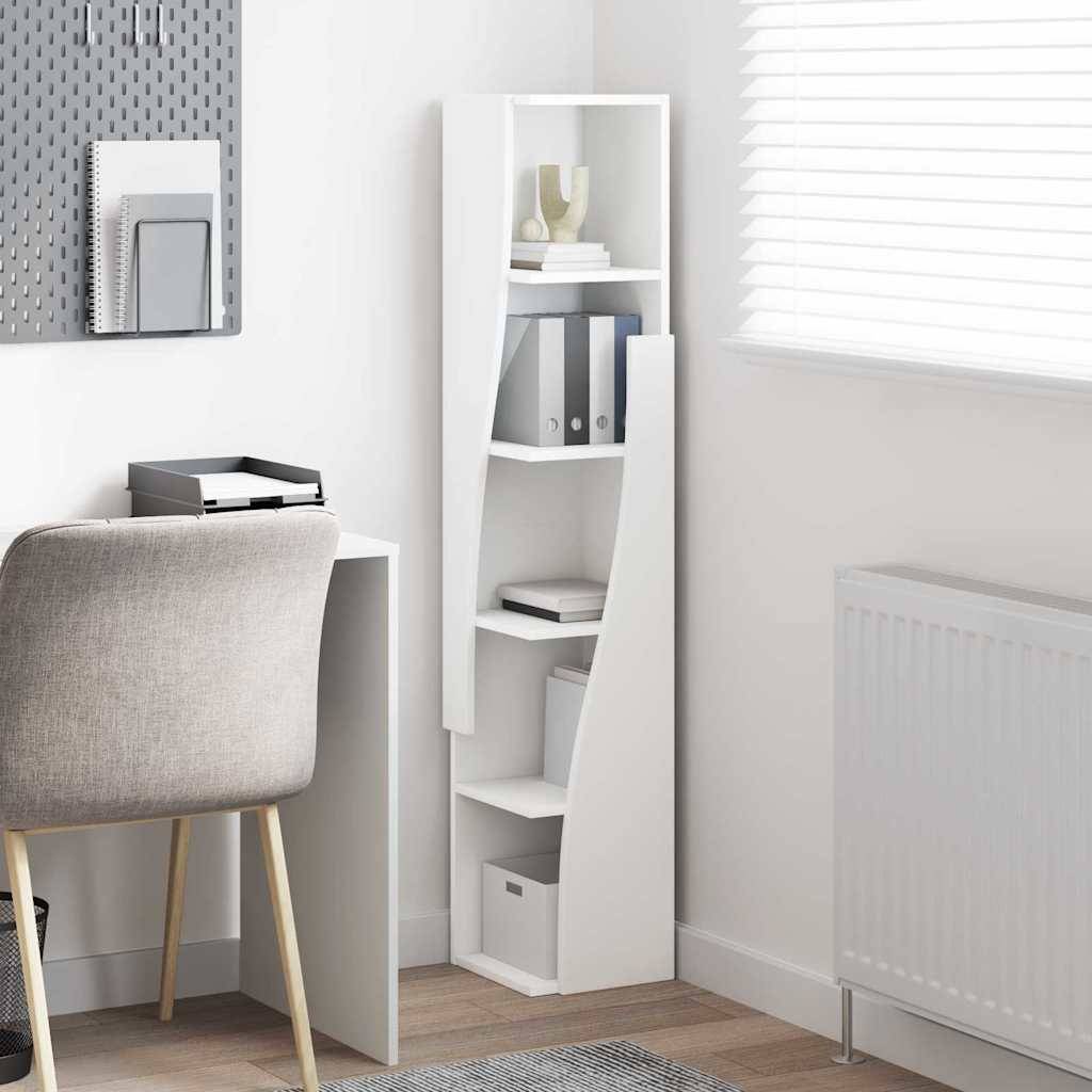 Eine moderne, minimalistische Arbeitsecke mit einem eleganten weißen Schreibtisch, einem Stuhl, Regalen mit Büchern und Deko sowie einer Pinnwand.