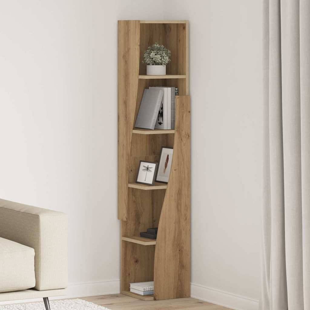 Hohe, schmale Holzbücherregal in einer Ecke. Es hat fünf Regale mit Büchern, einer Pflanze, einem gerahmten Bild und einer kleinen Figur, neben einem beigen Sofa.