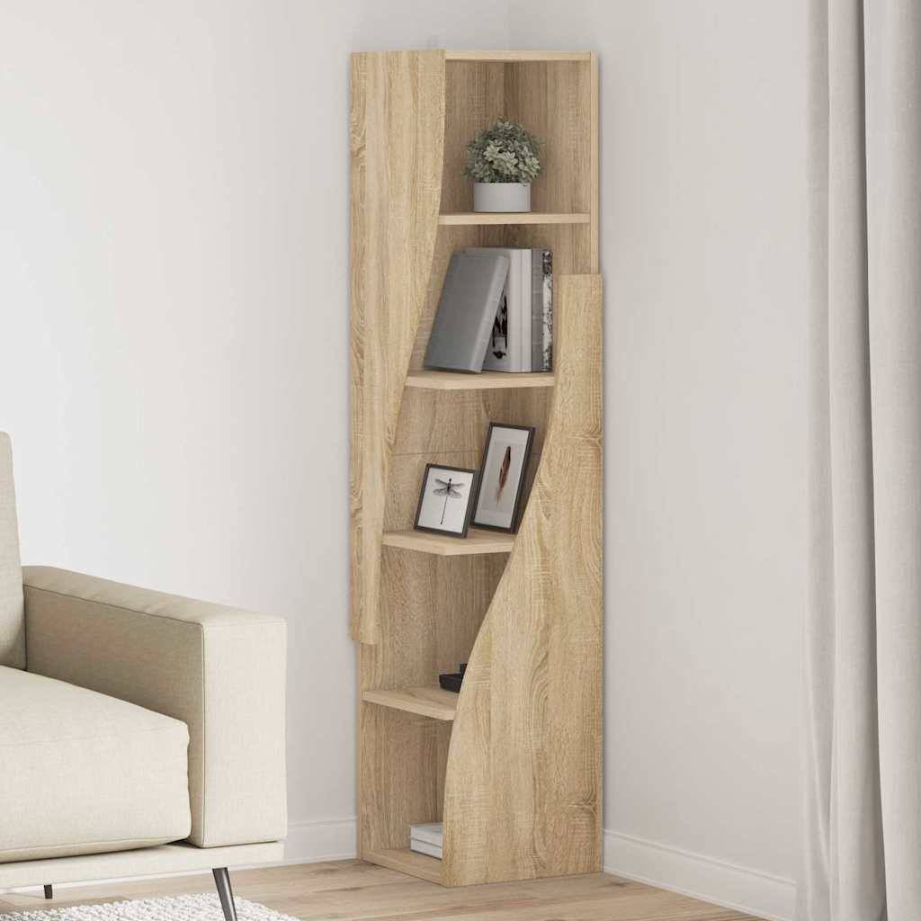 Ein hölzernes Eckbücherregal mit fünf Regalen, auf denen eine kleine Pflanze und Bücher ausgestellt sind. Es steht neben einem beigen Sofa in einem modernen Raum.
