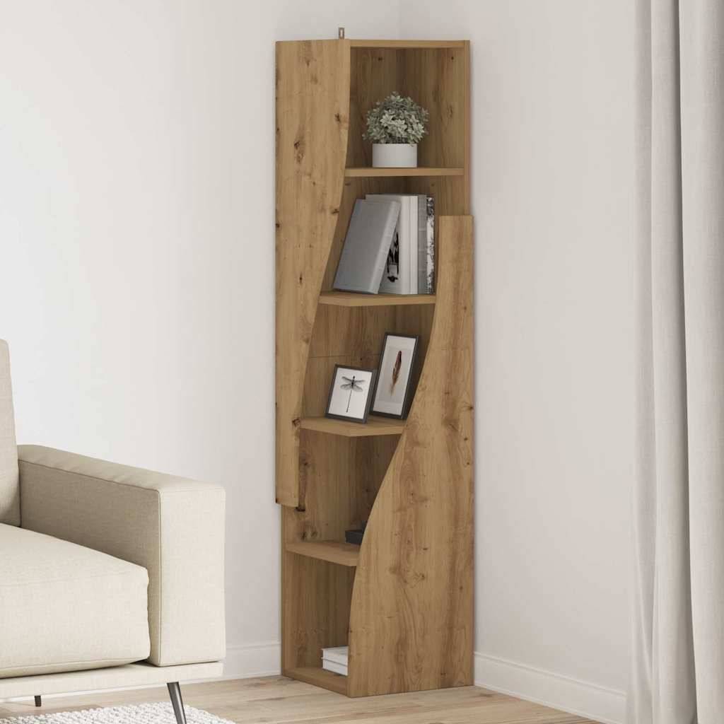 Ein Eckregal aus Holz mit mehreren Ebenen hält Bücher, eine kleine Topfpflanze und gerahmte Bilder neben einem beigen Sofa.