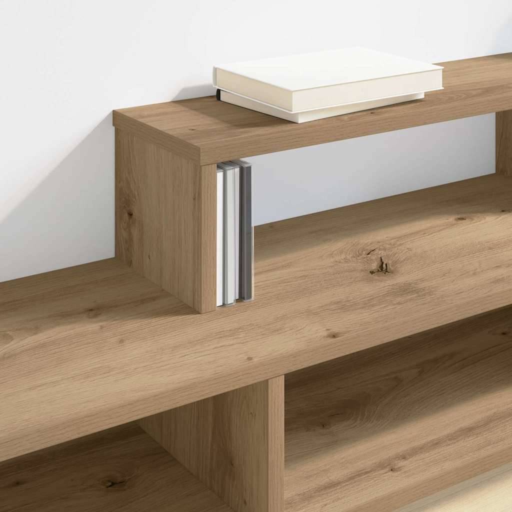 Ein Holzkonsoltisch mit minimalistischem Design hat ein paar gestapelte geschlossene Bücher oben drauf und einen offenen Stauraum darunter.