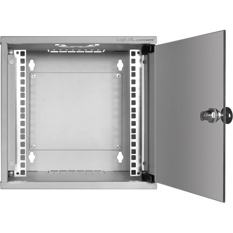 Ein offener, leerer metallischer Elektroschrank mit einer Scharnierttür, Verschlussmechanismus rechts, mit sichtbaren Montagelöchern für Gestelle im Inneren.