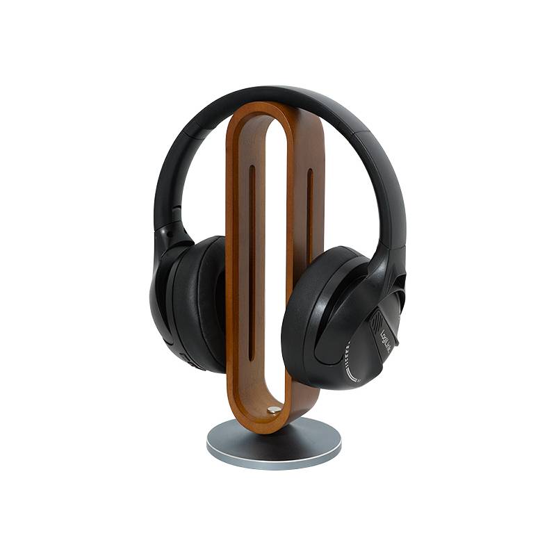 Ein schwarzer Over-Ear-Kopfhörer, der auf einem Ständer aus Holz und Metall ruht und modernes Design und Funktionalität präsentiert.