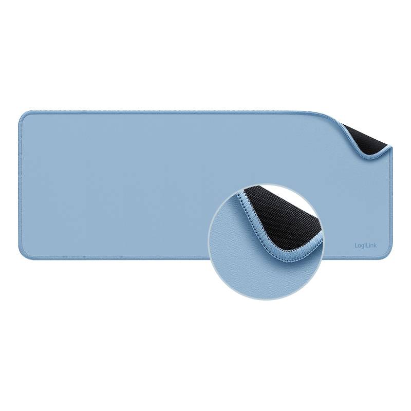 Eine hellblaue Schreibtischunterlage mit einer detaillierten Nahaufnahme, die genähte Kanten und eine schwarze Unterseite zeigt.