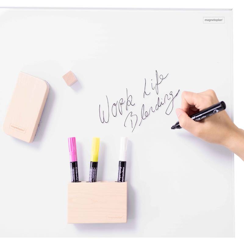 Handschriftliches Schreiben von 'Work Life Blending' auf einem Whiteboard mit Markern und einem Radiergummi in der Nähe.