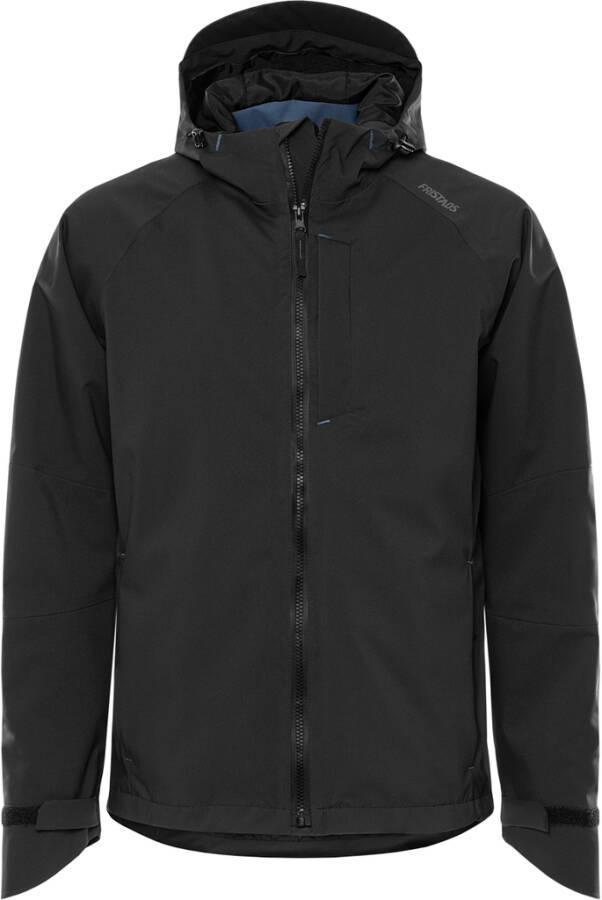 Eine schwarze, kapuzenlose Outdoor-Jacke mit Reißverschluss vorne und Brusttasche, die für Schutz vor Kälte und Vielseitigkeit konzipiert ist.