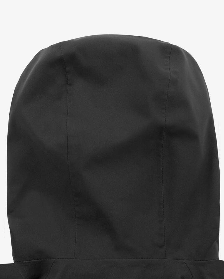 Eine schwarze Kapuzenkleidung, von hinten betrachtet, mit sichtbaren Nähten und Gewebestruktur.