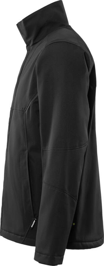 Eine Nahaufnahme von der Seite einer schwarzen Jacke, die den glatten Stoff und die Nahtdetails hervorhebt.