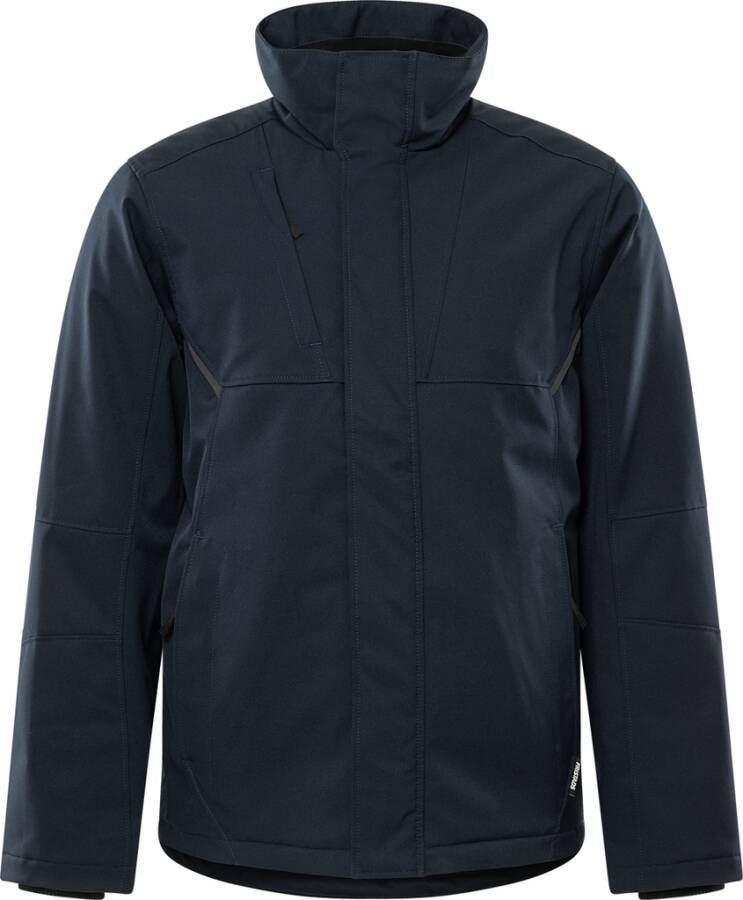 Eine dunkle Marineblaue Jacke mit hohem Kragen und schlankem, minimalistischem Design. Sie verfügt über dezente Nahtdetails und einen Reißverschluss vorne.