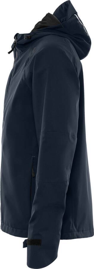 Eine Nahaufnahme der rechten Seite einer dunkelmarineblau-farbenen Jacke, die einen Teil des Ärmels und der Seitennaht zeigt.