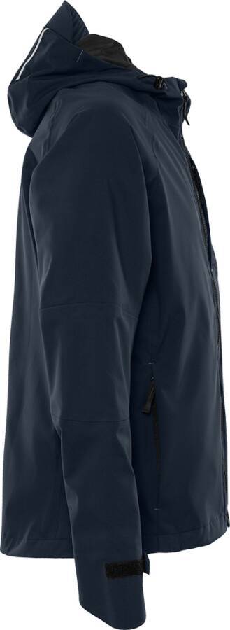 Eine Person, die eine marineblau Jacke trägt, sichtbar von den Schultern bis zur Brust-Mitte, mit einem vertikalen Reißverschluss, der teilweise auf der rechten Seite zu sehen ist.