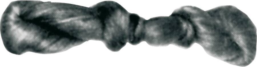 Ein Graustufenbild, das ein kleines, entferntes Objekt mit einer deutlichen, länglichen, zweilappigen Form zeigt, die im Weltraum vor einem dunklen Hintergrund schwebt.