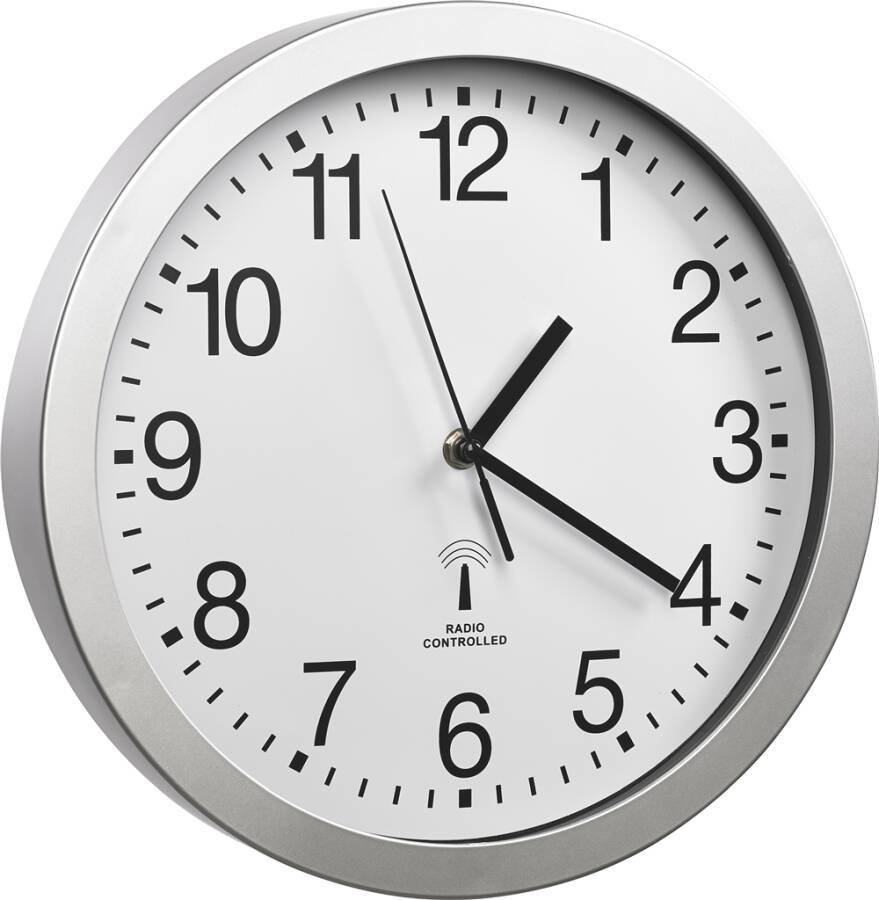 Eine runde Wanduhr, die die Zeit als 4:02 anzeigt. Die Uhr ist silbern mit einem weißen Zifferblatt und schwarzen Ziffern und mit dem Etikett 
