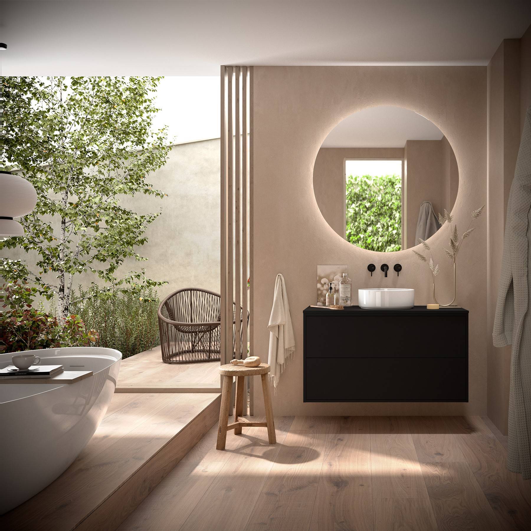 Modernes Badezimmer mit einer freistehenden Badewanne, einem Holzhocker, einem runden Spiegel über einem schwarzen Waschtisch und einem Fenster, das Grünpflanzen von außen zeigt.