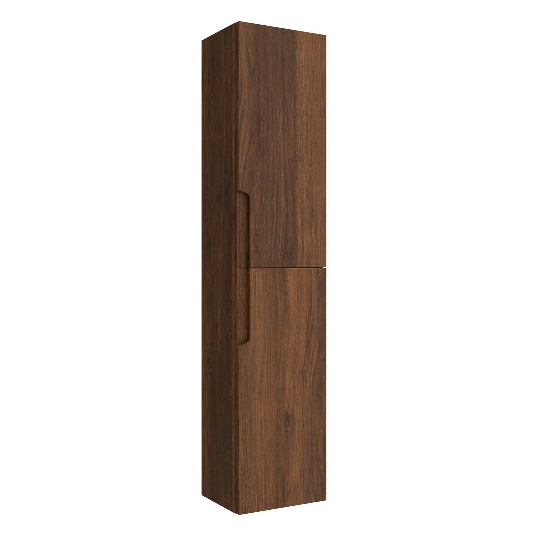 Ein hoher, brauner Holzschrank mit einem schlichten, minimalistischen Design und einem vertikalen Griff.
