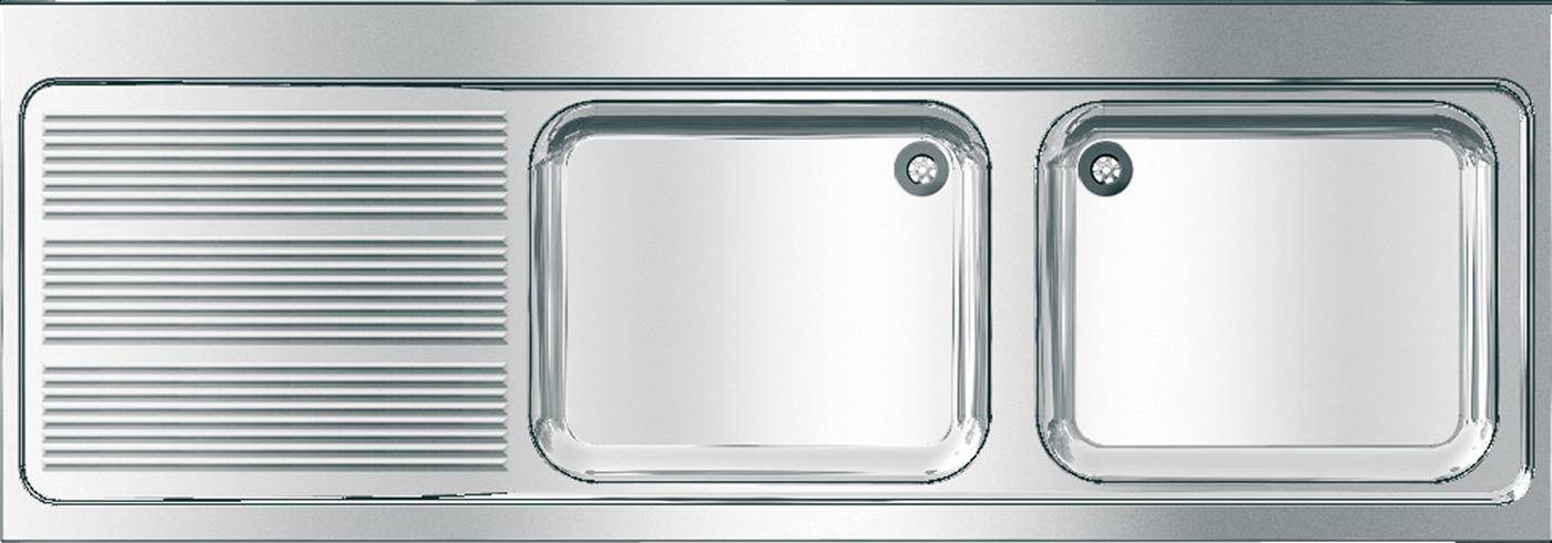 Edelstahlspüle mit gerilltem Abtropfbereich auf der linken Seite und zwei leeren Becken auf der rechten Seite.