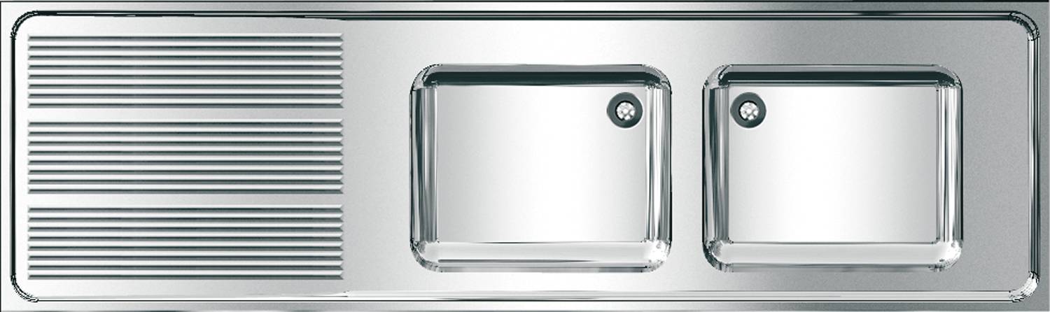 Ein klarer, rechteckiger Glasaschenbecher mit einer einzelnen Zigarettenablage ist auf einer reflektierenden Oberfläche platziert und zeigt ein schlankes und minimalistisches Design.