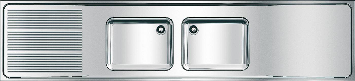 Silbernes zweibeckiges Küchenspülbecken mit gerilltem Abtropfbrett auf der linken Seite und zwei Becken auf der rechten Seite.