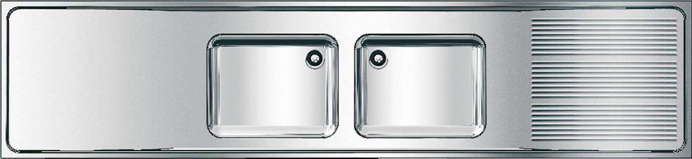 Edelstahlspüle mit zwei Becken und einer gerippten Abtropffläche auf der rechten Seite.