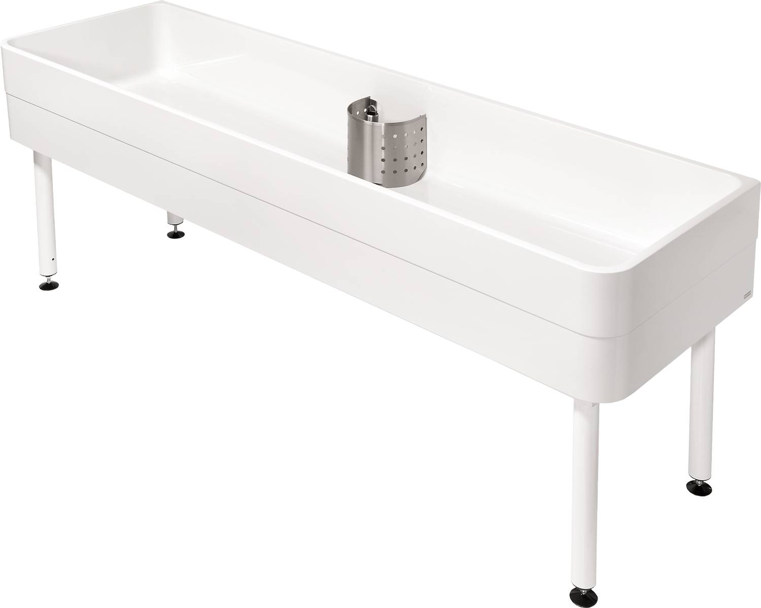 Ein langer, weißer, wandmontierter rechteckiger Waschbecken mit einem Metallbecher-Halter, der für mehrere Benutzer in einer kommerziellen Toilettenanlage konzipiert ist.