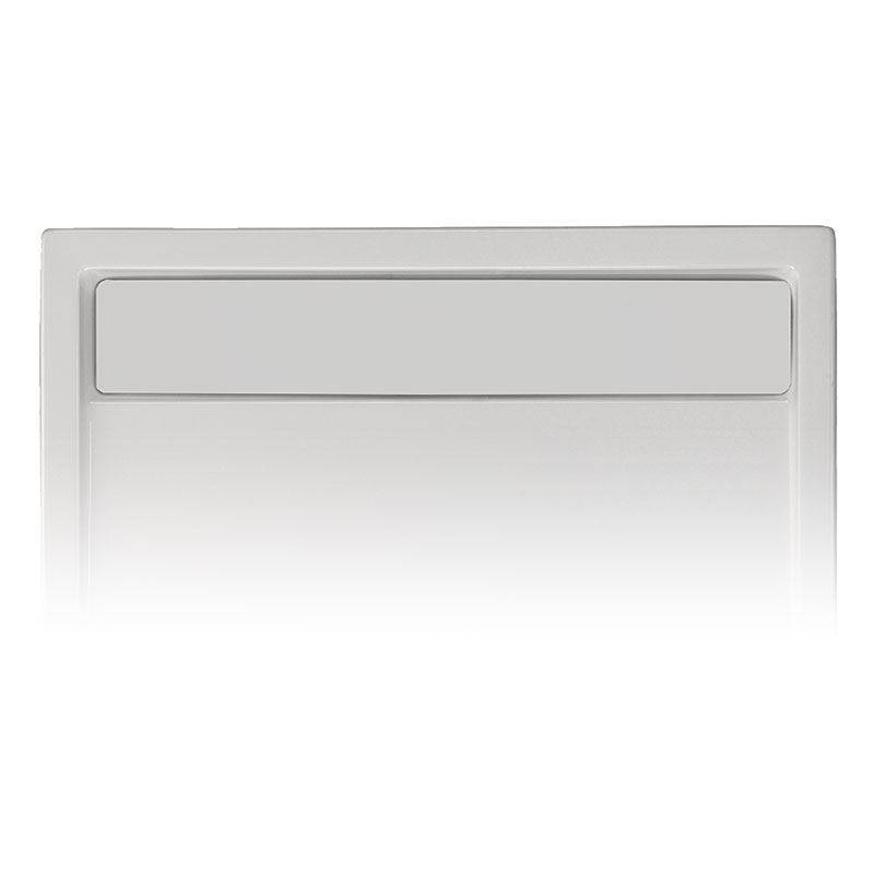 Eine weiße, an der Wand befestigte Vorrichtung, möglicherweise ein Briefkasten oder ein Lüftungsgitter, mit einem rechteckigen Panel an der Oberseite. Minimalistisches Design mit glatten Kanten.