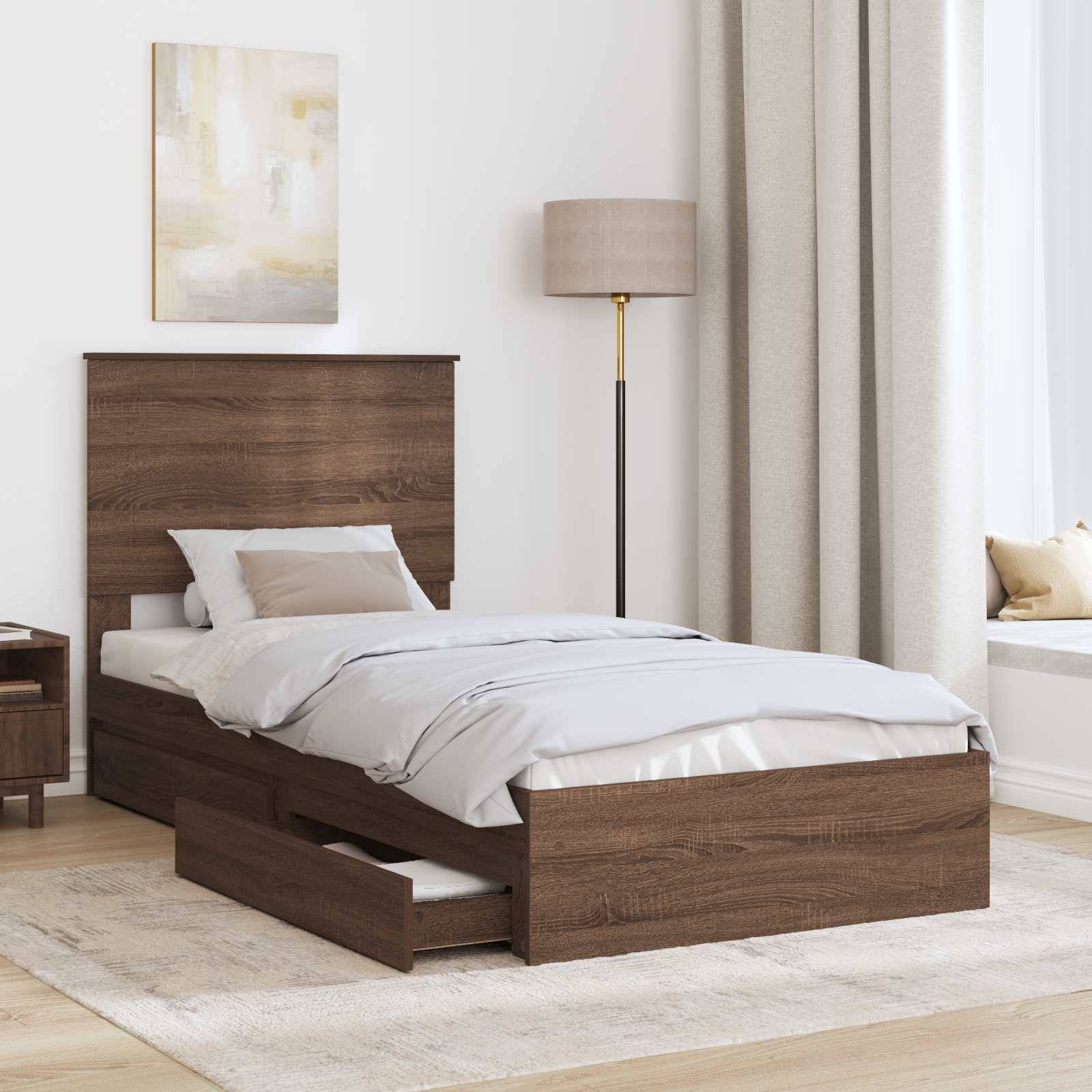 Ein modernes Schlafzimmer mit einem Holzbett mit ausziehbaren Schubladen, einem Nachttisch, einer Stehlampe, abstrakter Wandkunst und einem Fenster mit Vorhängen.