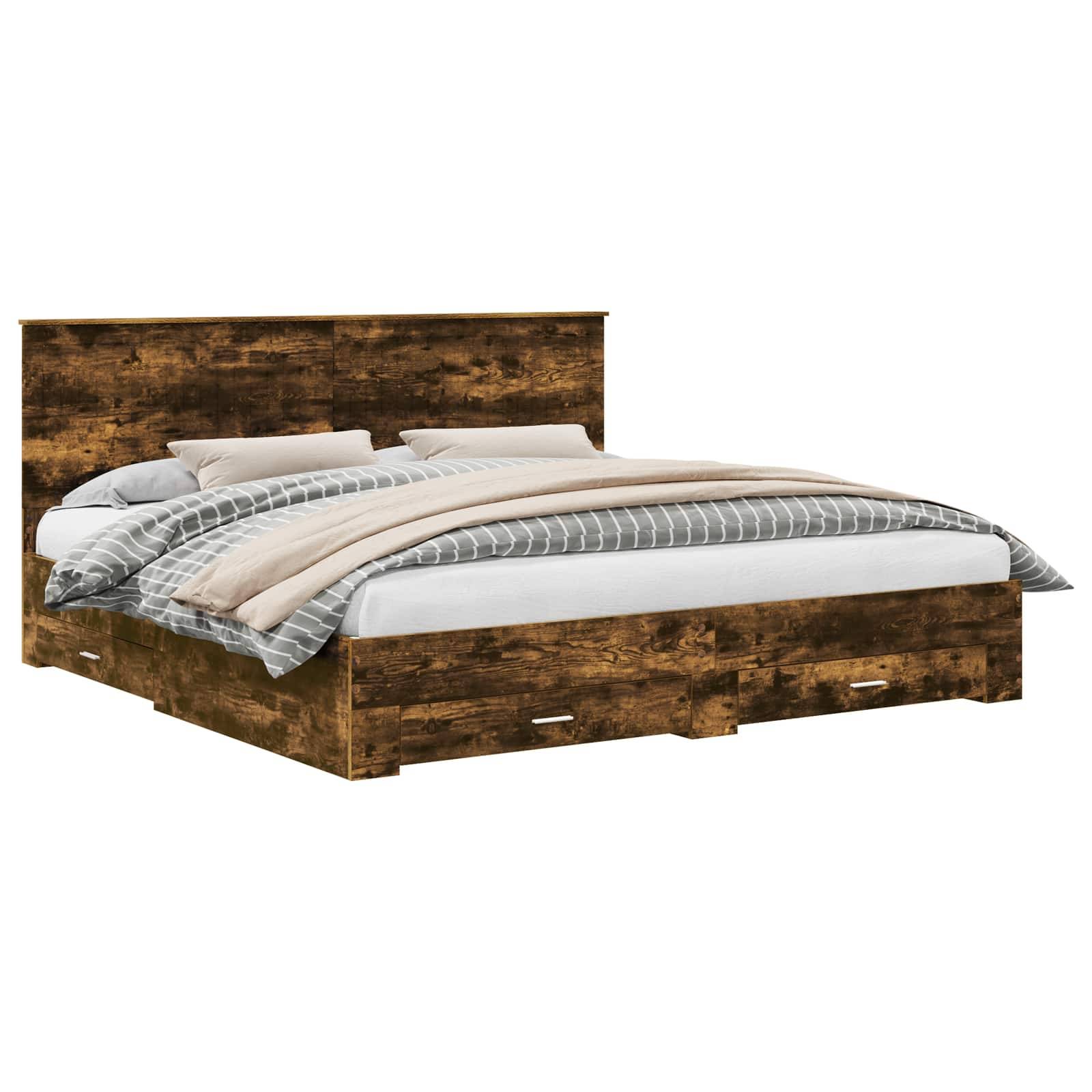 Ein Holzbettgestell mit rustikaler Oberfläche, ausgestattet mit einem Kopfteil und Staurageschubladen darunter. Das Bett ist ordentlich mit neutraler Bettwäsche bezogen.