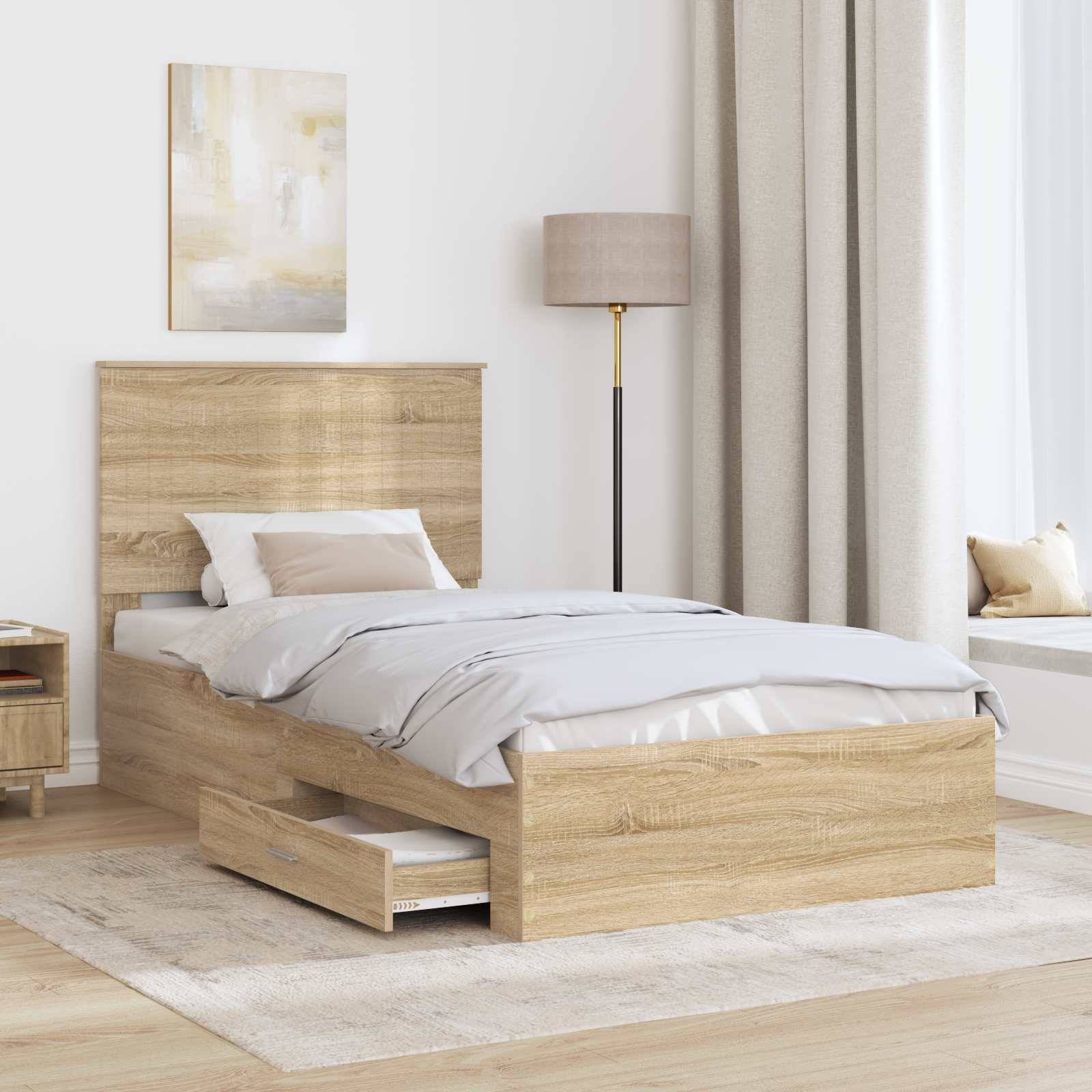 Ein minimalistisches Schlafzimmer mit einem Holzbett, hellgrauer Bettwäsche, zwei Lagerschubladen, einer Stehlampe, beigen Vorhängen und einem Wandgemälde.