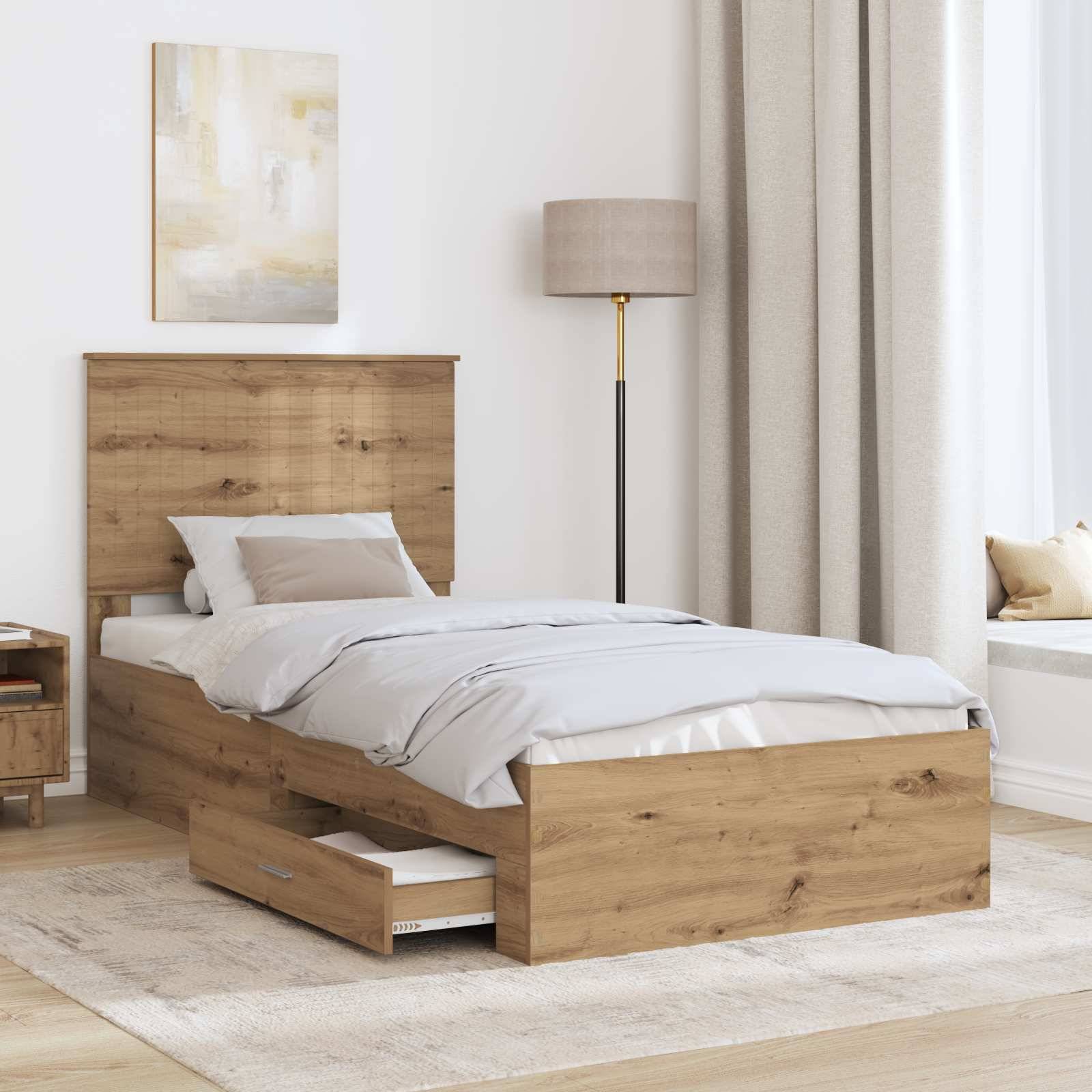 Ein minimalistisches Schlafzimmer mit einem Holzbett mit integriertem Stauraum, einem beigefarbenen Teppich, neutralen Vorhängen und einer hohen Stehleuchte am Fenster.