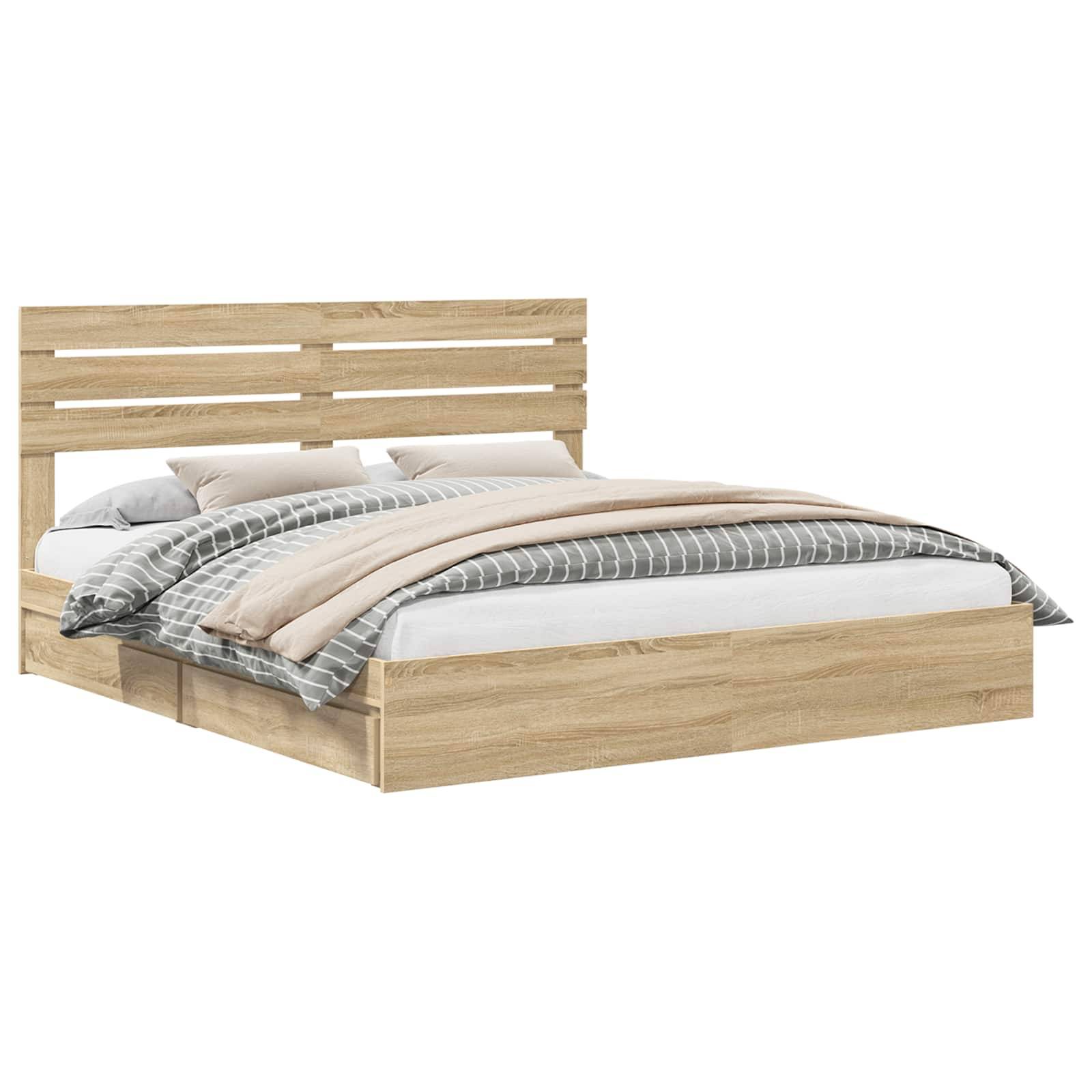 Ein Holzdoppelbett mit minimalističhem Design verfügt über ein lamelliertes Kopfteil und ein ordentlich gemachtes Bett mit grau gestreifter und beige farbener Bettwäsche.