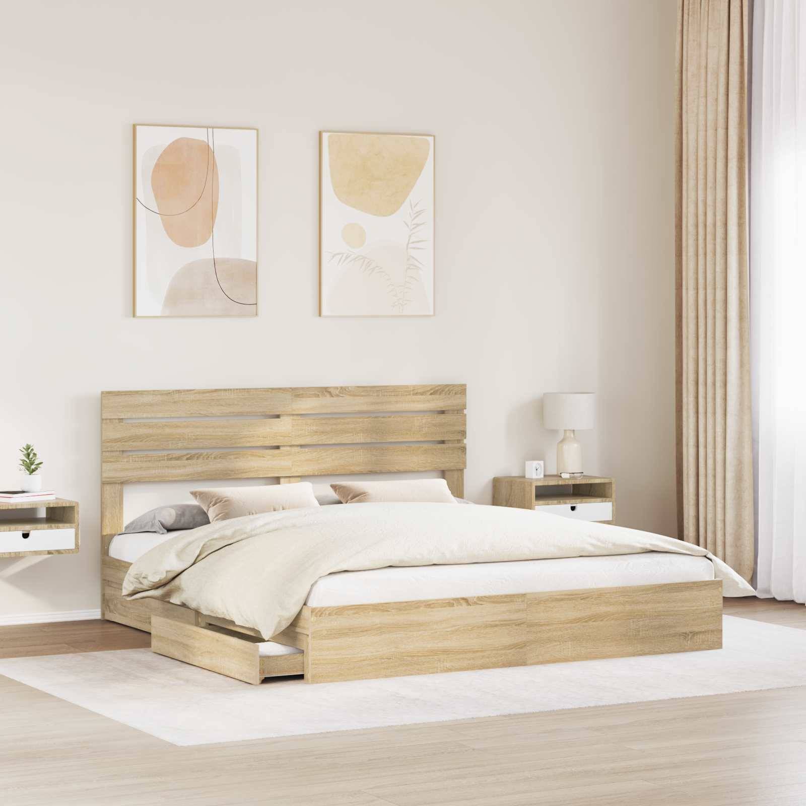 Ein minimalistisches Schlafzimmer mit einem Holzbett mit weißer Bettwäsche, passenden Nachttischen, abstrakter Wandkunst und weichem Naturlicht von einem Fenster.