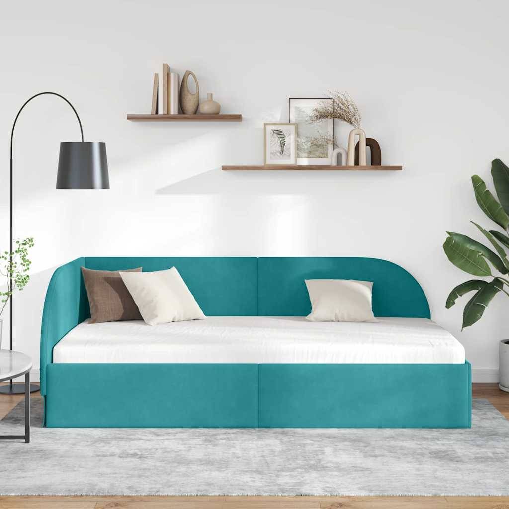 Ein modernes Schlafzimmer mit einem türkisfarbenen Bett, weißen und beigen Kissen, einer Stehleuchte und Wandregalen mit Dekoration im minimalistischen Stil.