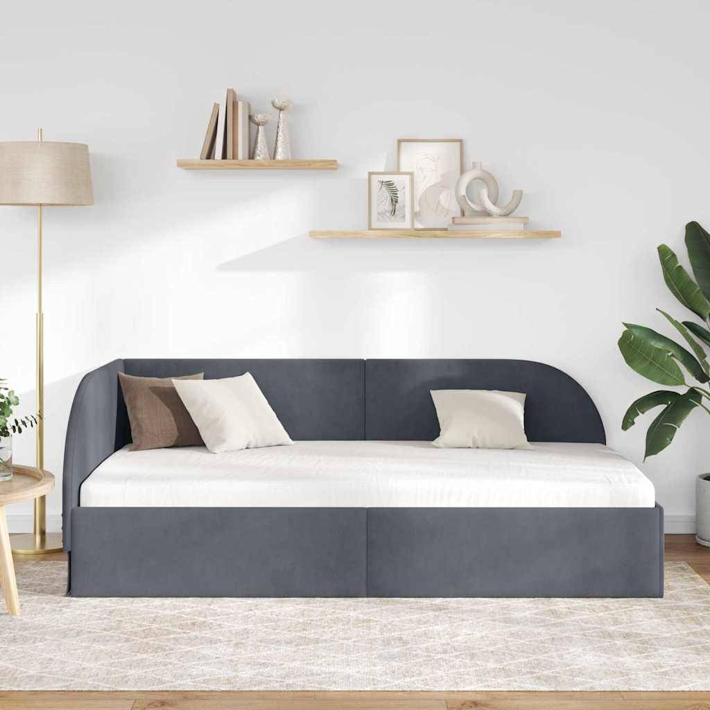 Ein modernes Wohnzimmer mit einem grauen Sofa mit weißen und braunen Kissen, einer Stehlampe, schwebendem Regal mit Dekoration und einer Topfpflanze.