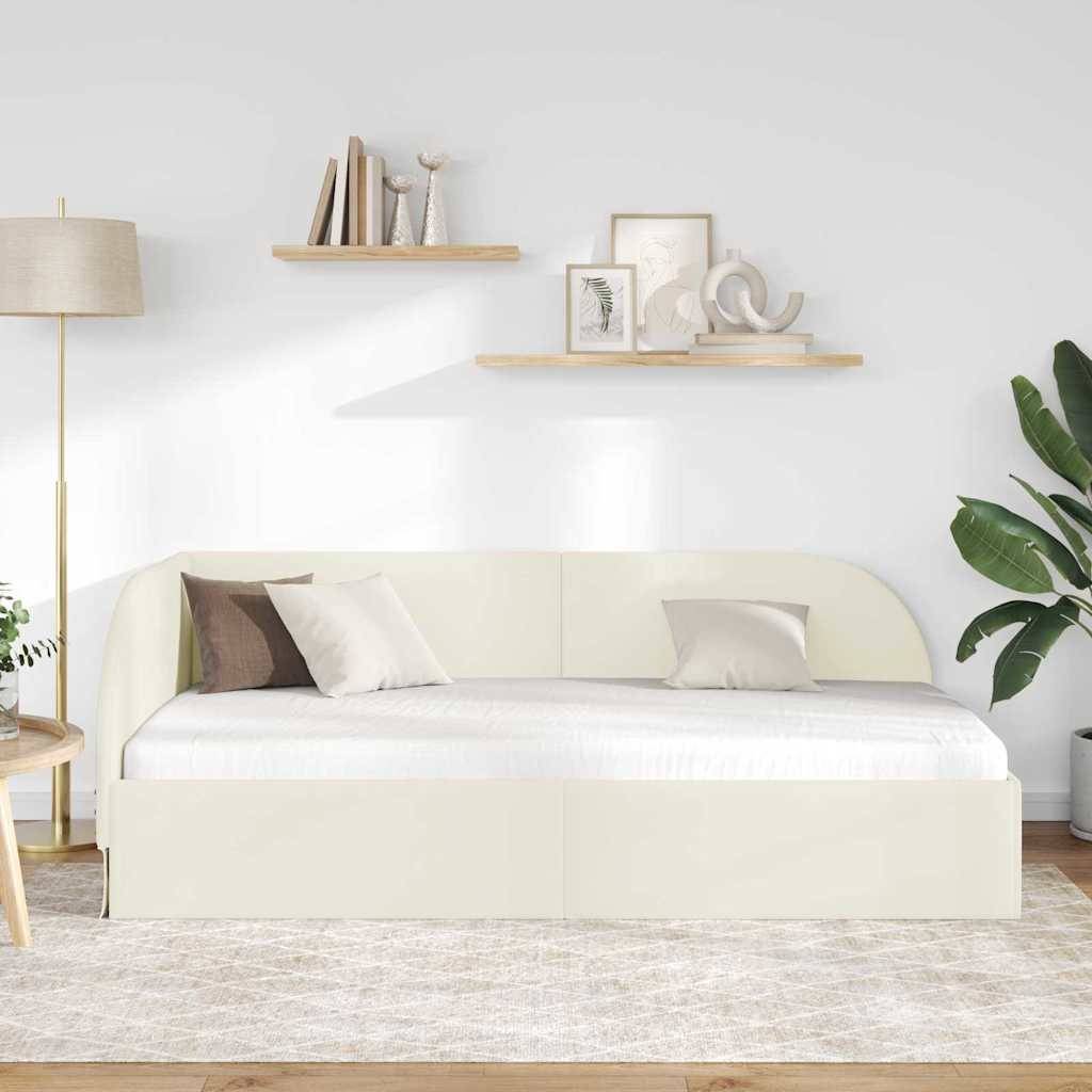 Ein modernes, minimalistisches Schlafzimmer mit einem weißen Tagesbett mit beige- und braunen Kissen, einer hohen Stehlampe, schwebenden Regalen mit Dekoration und einer Topfpflanze.